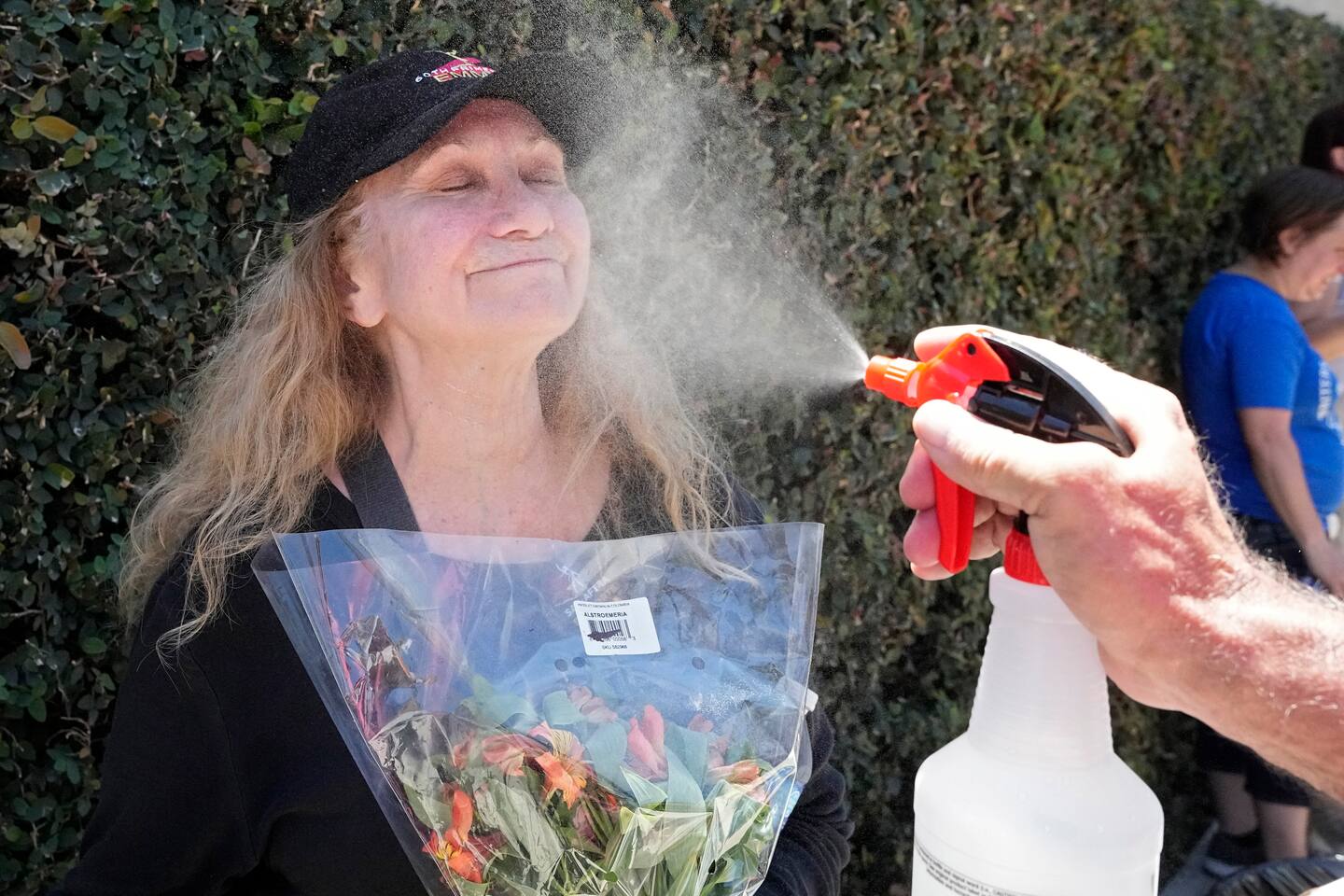 En streikende skuespiller i California får en avkjølende sprut med vann. Foto: Mark J. Terrill / AP / NTB