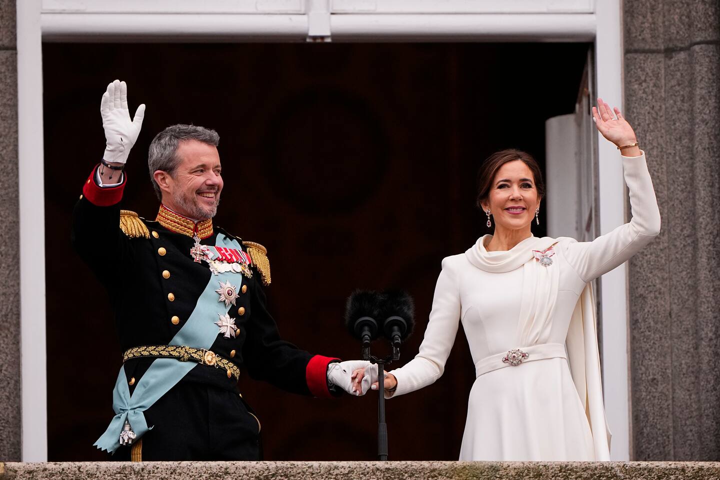 Kong Frederik og dronning Mary på balkongen på Christiansborg slott søndag. Foto: Bo Amstrup/Ritzau Scanpix / NTB