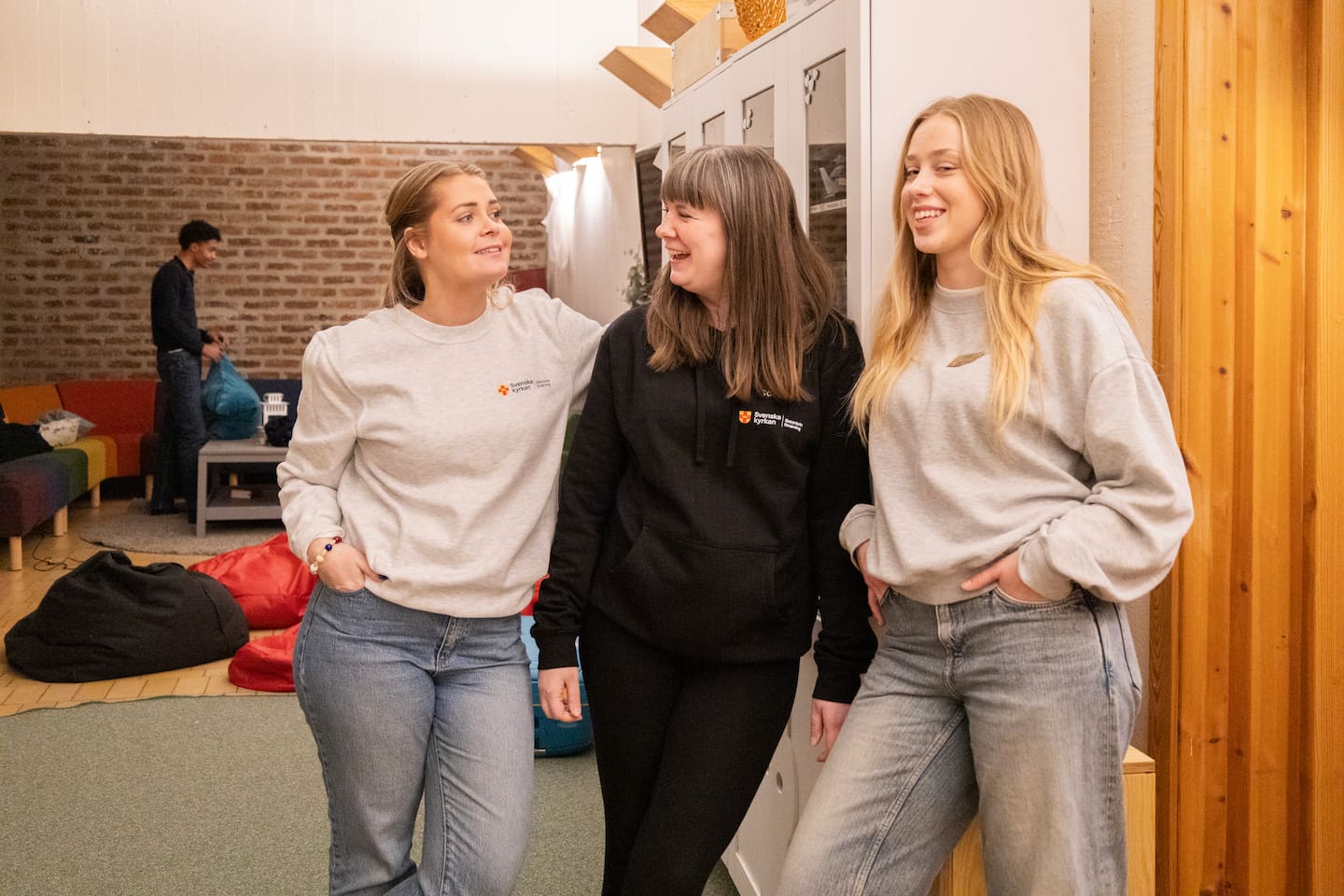 Her henger ungdommene i kirken etter onsdagsmessen. På bildet: Josefin Norrby, Nenne Jogestrand, Hedvig Tottie, Joel Wachira, Elin Falk og Einar Forss.