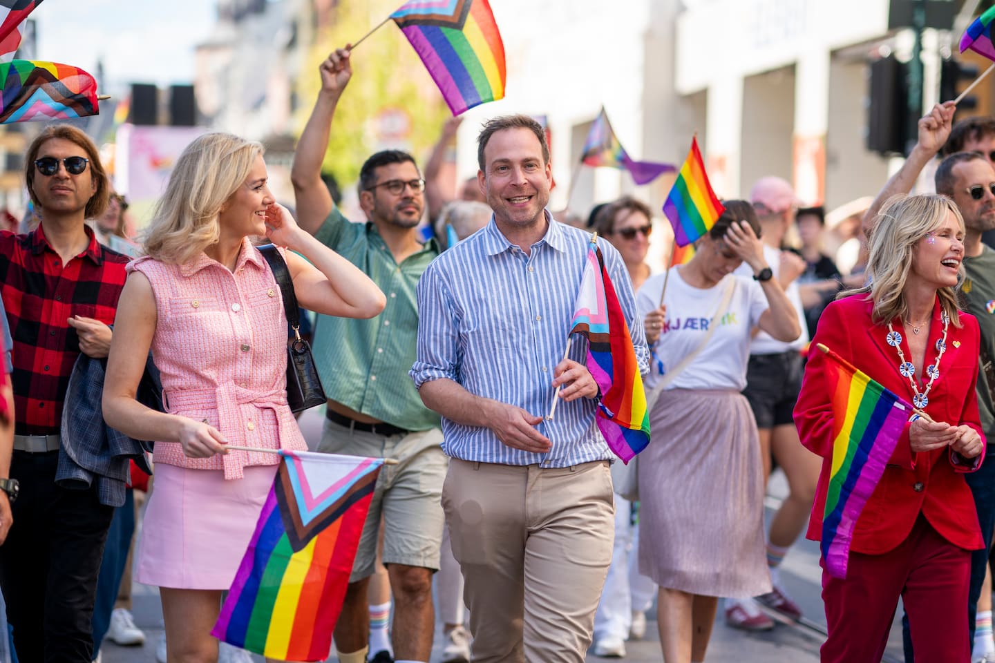 Oslo-Pride sjef Dan Bjørke, her sammen med daværende justisminister Emilie Enger Mehl (Sp) i paraden i Oslo i fjor sommer. I Ungarn er slike parader nå forbudt.
Foto: Frederik Ringnes / NTB
