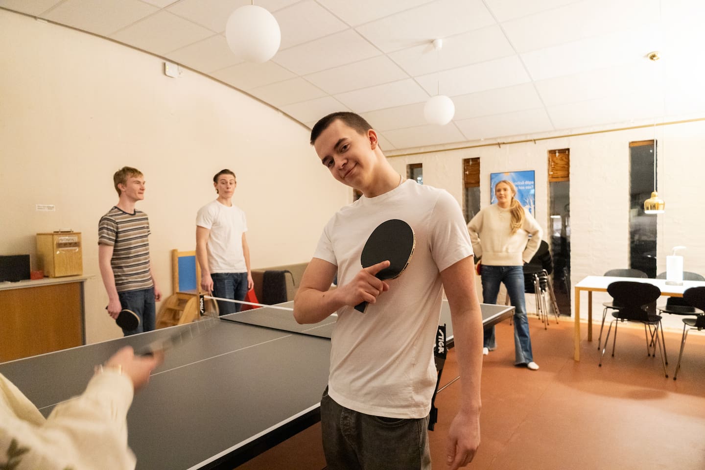 Etter messe og mat er det tid for sosialt samvær. Det inkluderer en intens runde bordtennis når ungdomsgruppen møtes i Markuskyrkan.