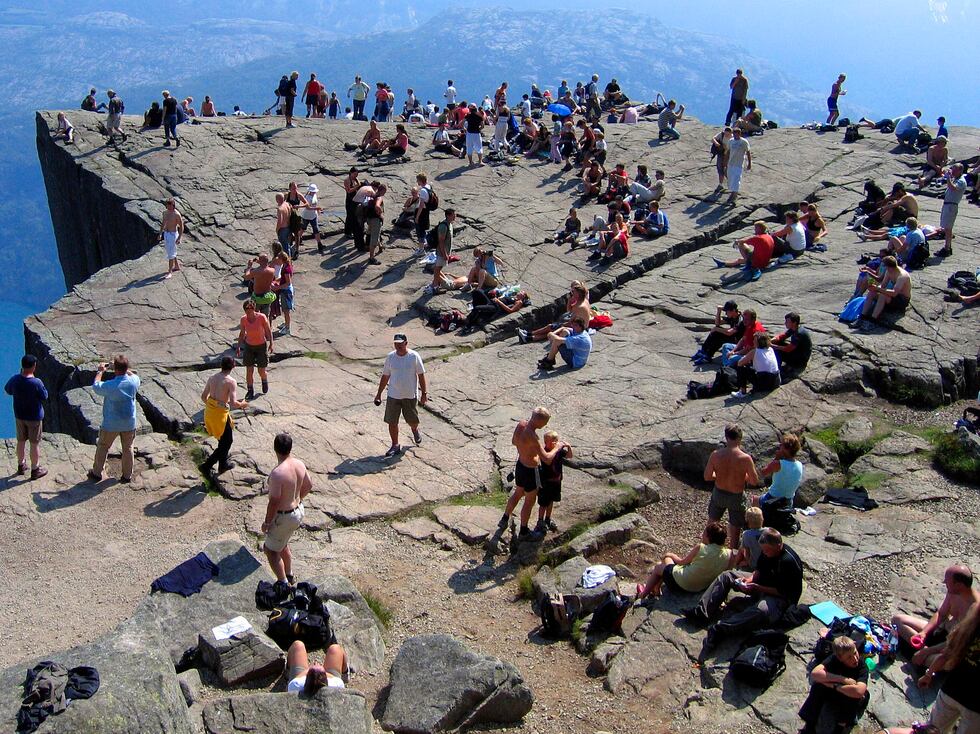 Håkon Mosvold Larsen/NTB Skal det koste ti tusen kroner å gå opp på Prekestolen, eller finnes det andre måter å regulere naturslitasjen på?