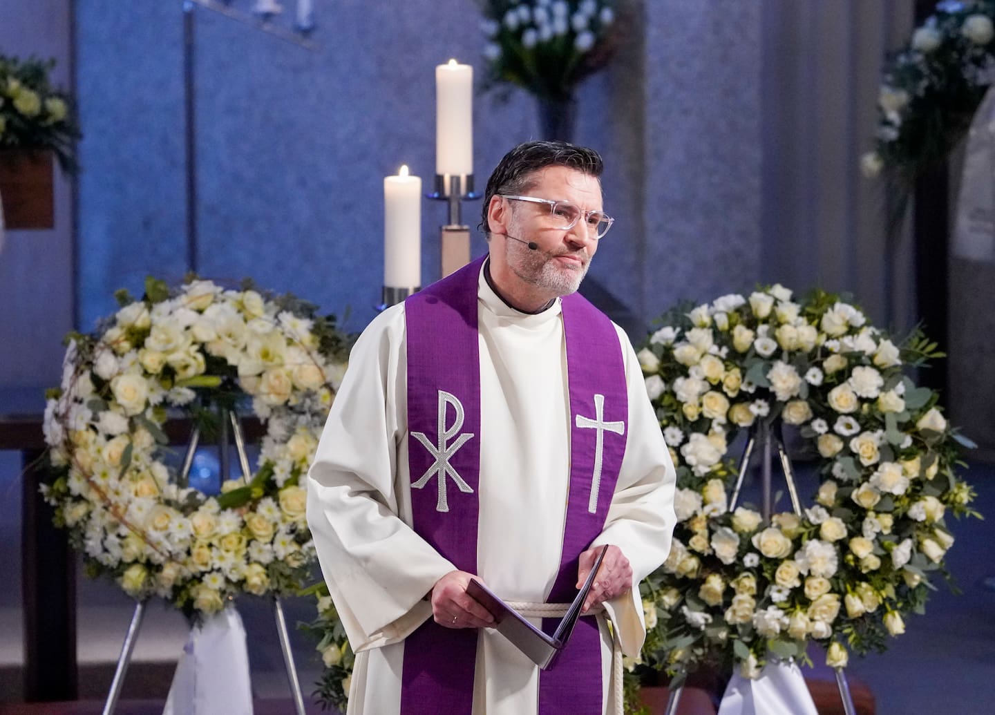 Sandnes 20250113.
Prest Vidar M. Bakke under begravelsen til politibetjent Markus Botnen fra Sandnes. 25 år gamle Botnen ble drept i en skuddveksling på Klepp i romjulen og begraves fra Gand kirke i Sandnes mandag.
Foto: Ole Berg Rusten / NTB / POOL