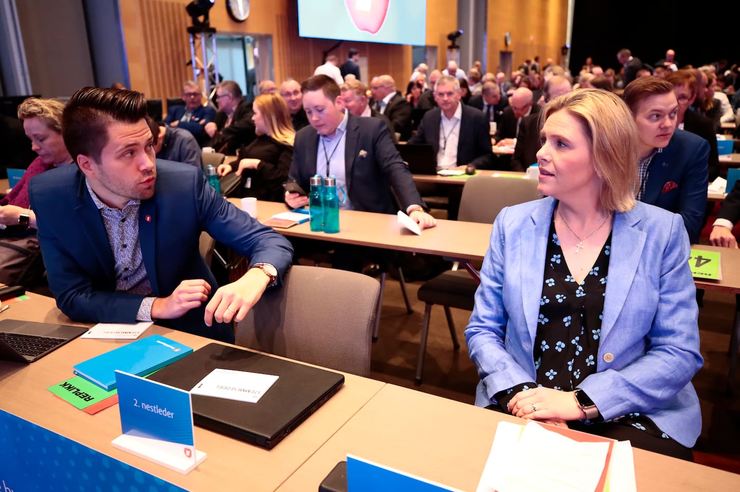 Gardermoen 20190505.
Statsråder og delegater på Frps landsmøtet Gardermoen søndag. Sylvi Listhaug og Bjørn-Kristian Svendsrud.
Foto: Lise Åserud / NTB