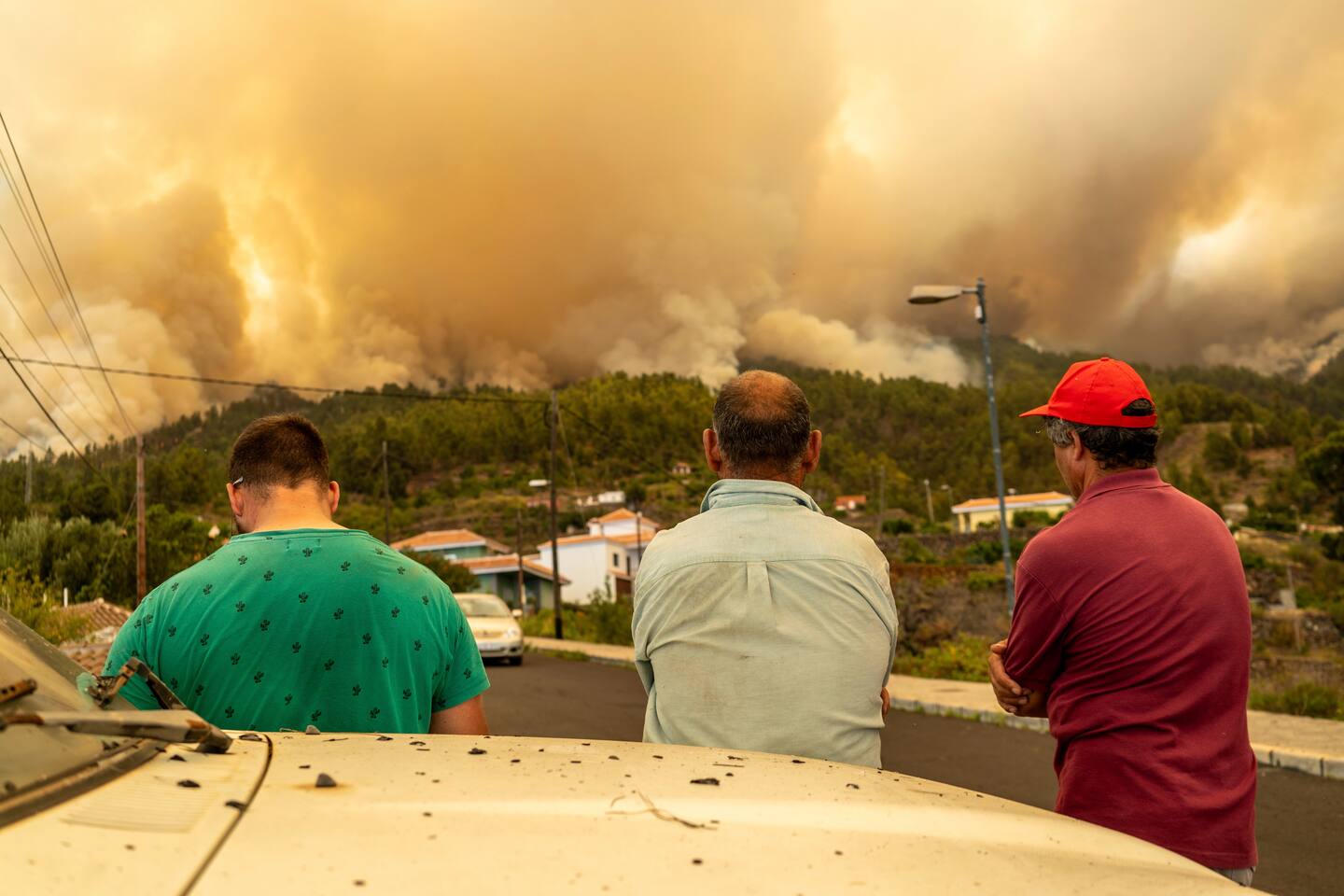 Lokale innbyggere ser på skogbrannen i nærheten av Puntagorda på kanariøya La Palma lørdag. Foto: Europa Press via AP / NTB