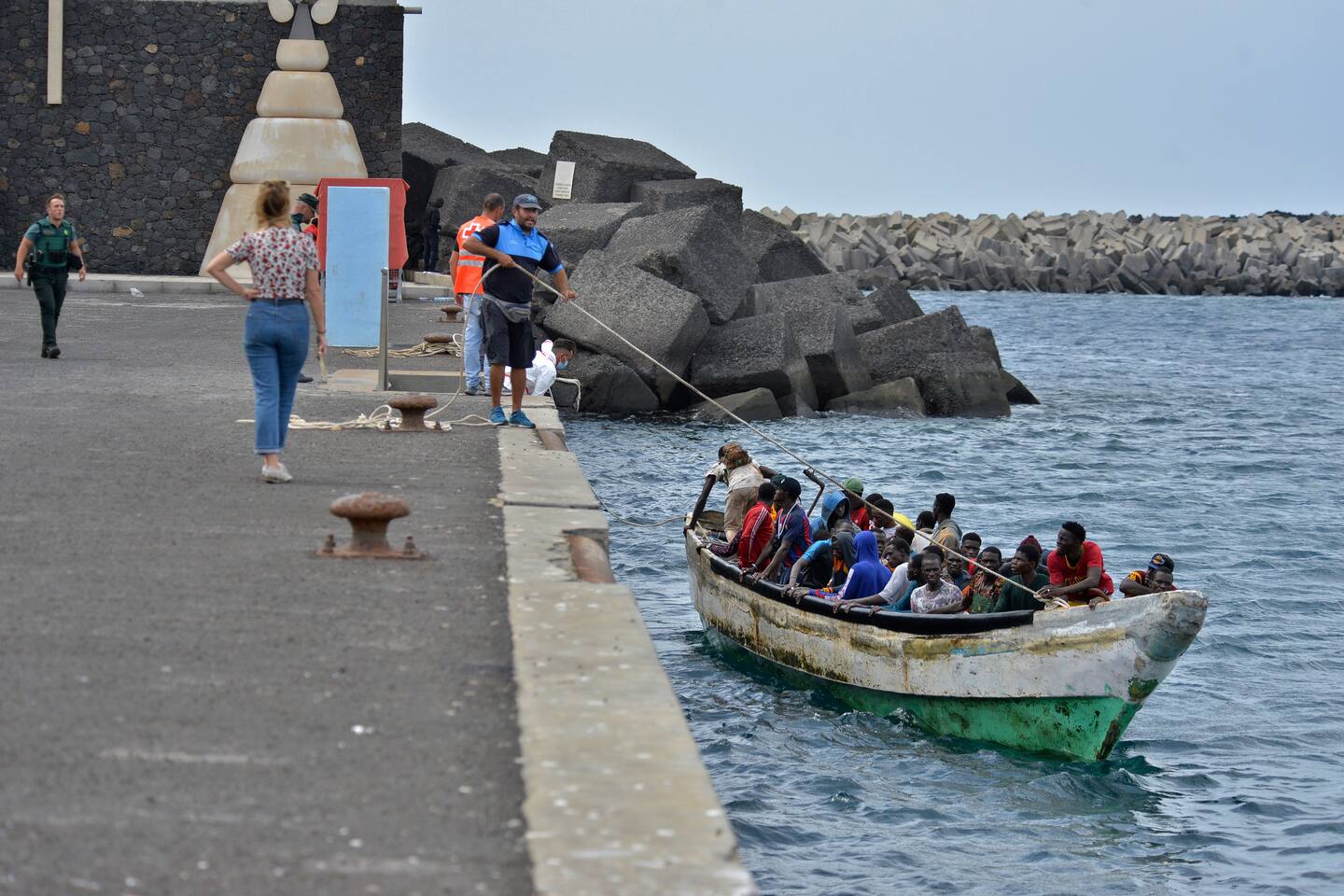 En liten båt med migranter ankom onsdag La Restinga på kanariøya El Hierro. Fredag kom ytterligere tre migrantbåter til den lille øya, som flere medier har døpt for spansk Lampedusa. Foto: Europa Press via AP / NTB