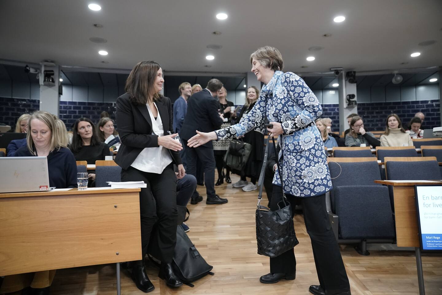 Barne- og familieminister Kjersti Toppe (Sp) tok imot rapporten og anbefalingane frå ekspertgruppa om barn i fattige familiar frå leiar i utvalet, professor Mari Rege (t.v.).
Foto: Stian Lysberg Solum / NTB / NPK