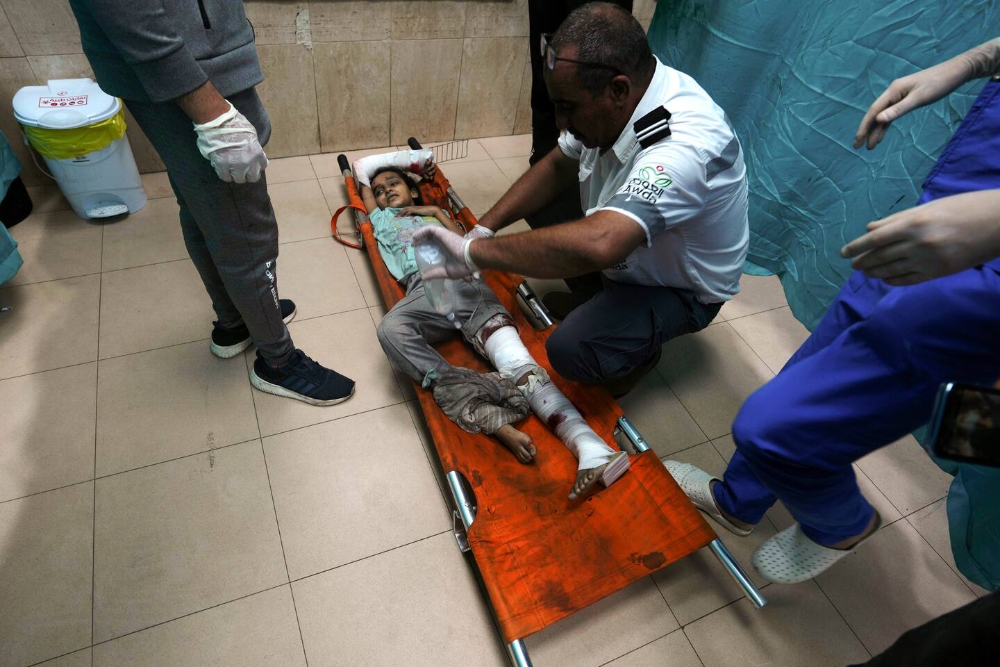 Et skadd palestinsk barn ligger på Al Aqsa sykehuset i Deir al Balah på Gazastripen. Barnet ble skadd under et israelsk bombeangrep mot Gazastripen nylig. Foto: Adel Hana / AP / NTB