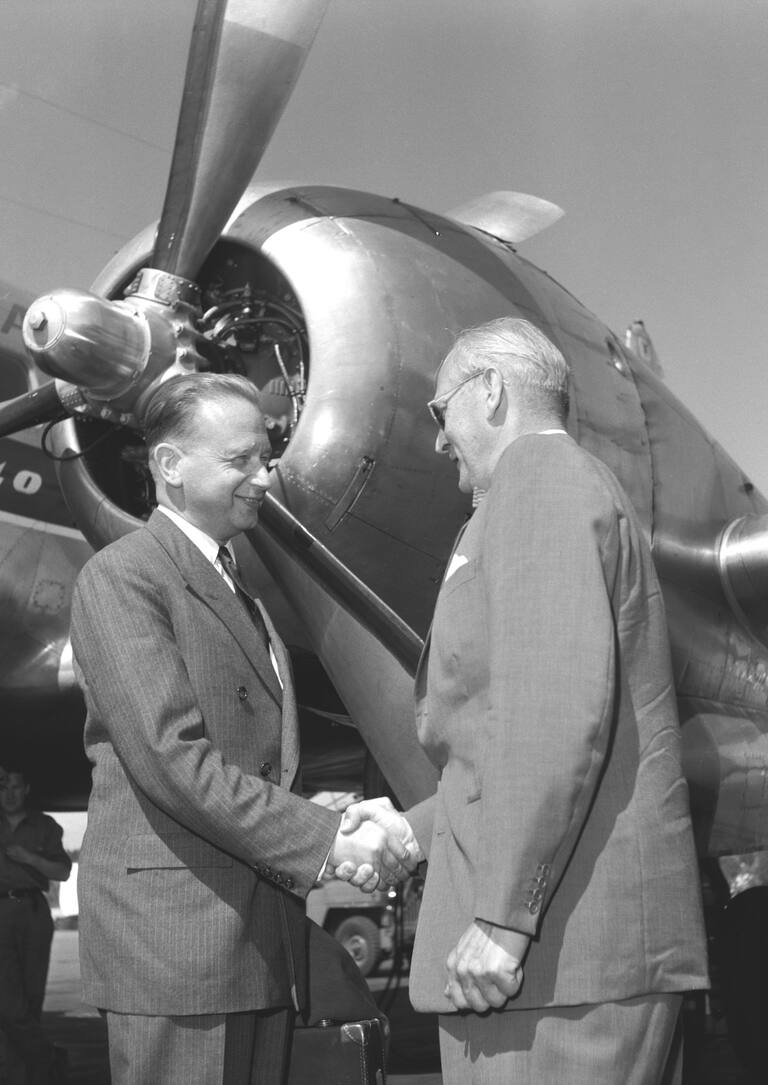 Fornebu 19580614. FN`s generalsekretær Dag Hammarskjøld er på sitt første offisielle besøk i Norge som regjeringens gjest.
Her mottas Hammarskjøld (t.v.) på Fornebu av utenriksminister Halvard Lange (t.h.) og statssekretær i Utenrikdepartementet Hans Eggen (midten).
Foto: Sv. Børretzen Aktuell / NTB