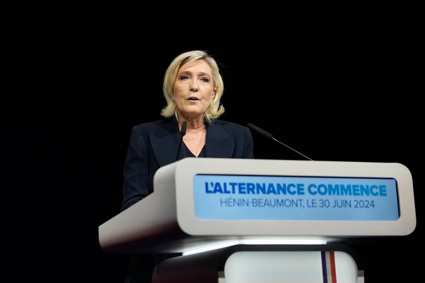 Presidentvalgkampen til Marine Le Pen fra 2022 etterforskes for ulovlig finansiering. Bildet er fra årets valg på ny nasjonalforsamling. Foto: Thibault Camus / AP / NTB