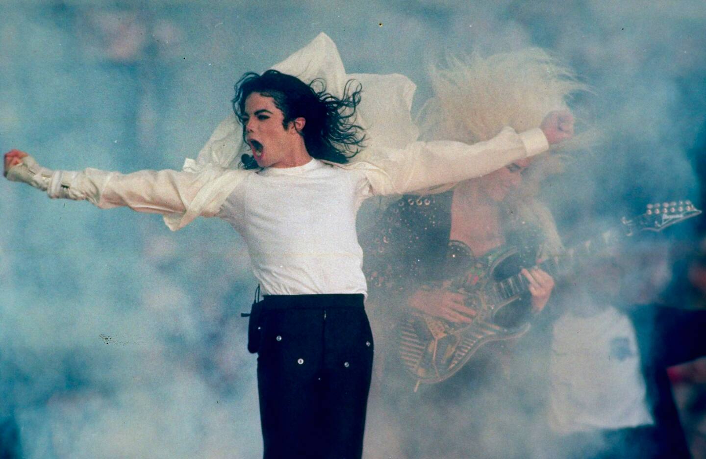 Det loves at Michael Jacksons største opptredener skal gjenskapes i «Michael». Her er originalen i pauseshowet på Super Bowl i 1993. Foto: AP