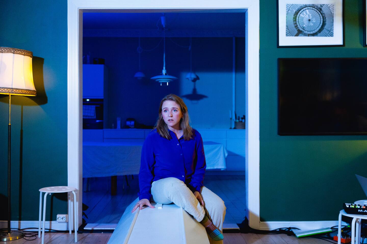 Tradisjonen tro benytter Feil Teater seg av et utradisjonelt spillested. Denne gangen inviteres publikum inn i en leilighet. Manuset er basert på timevis med intervjuer der ulike mennesker har fortalt om hva det vil si å møte døden.