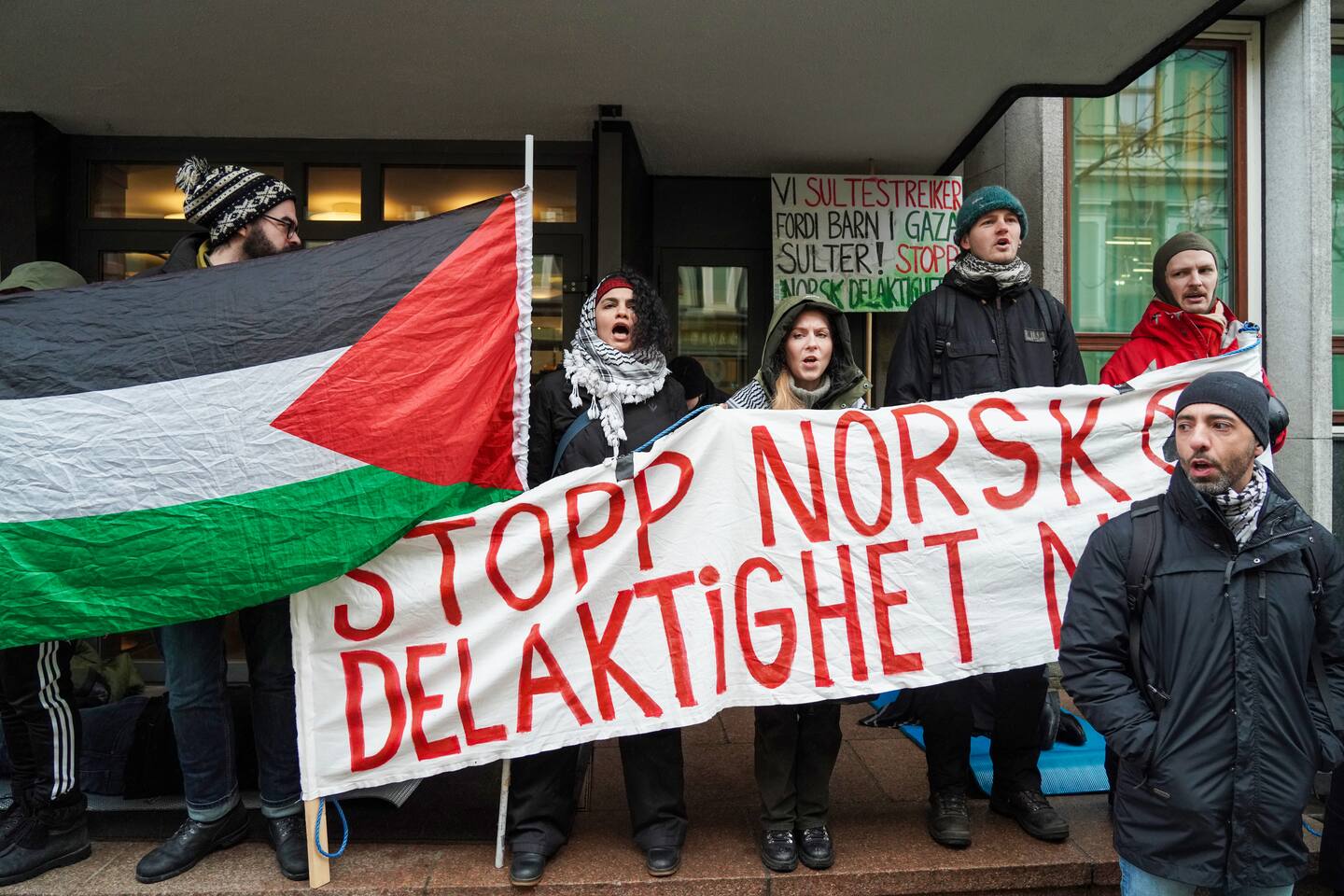 Gaza-demonstrasjon utenfor Stortinget fredag morgen. Foto: Ole Berg-Rusten / NTB