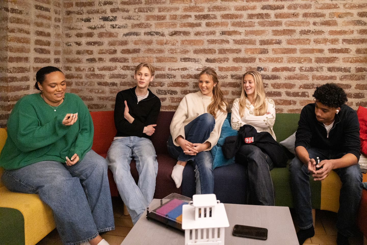 Nenne Jogestrand, Einar Forss, Josefin Norr, Hedvig Tottie og Joel Wachira har satt seg ned for å svare på Dagens spørsmål.