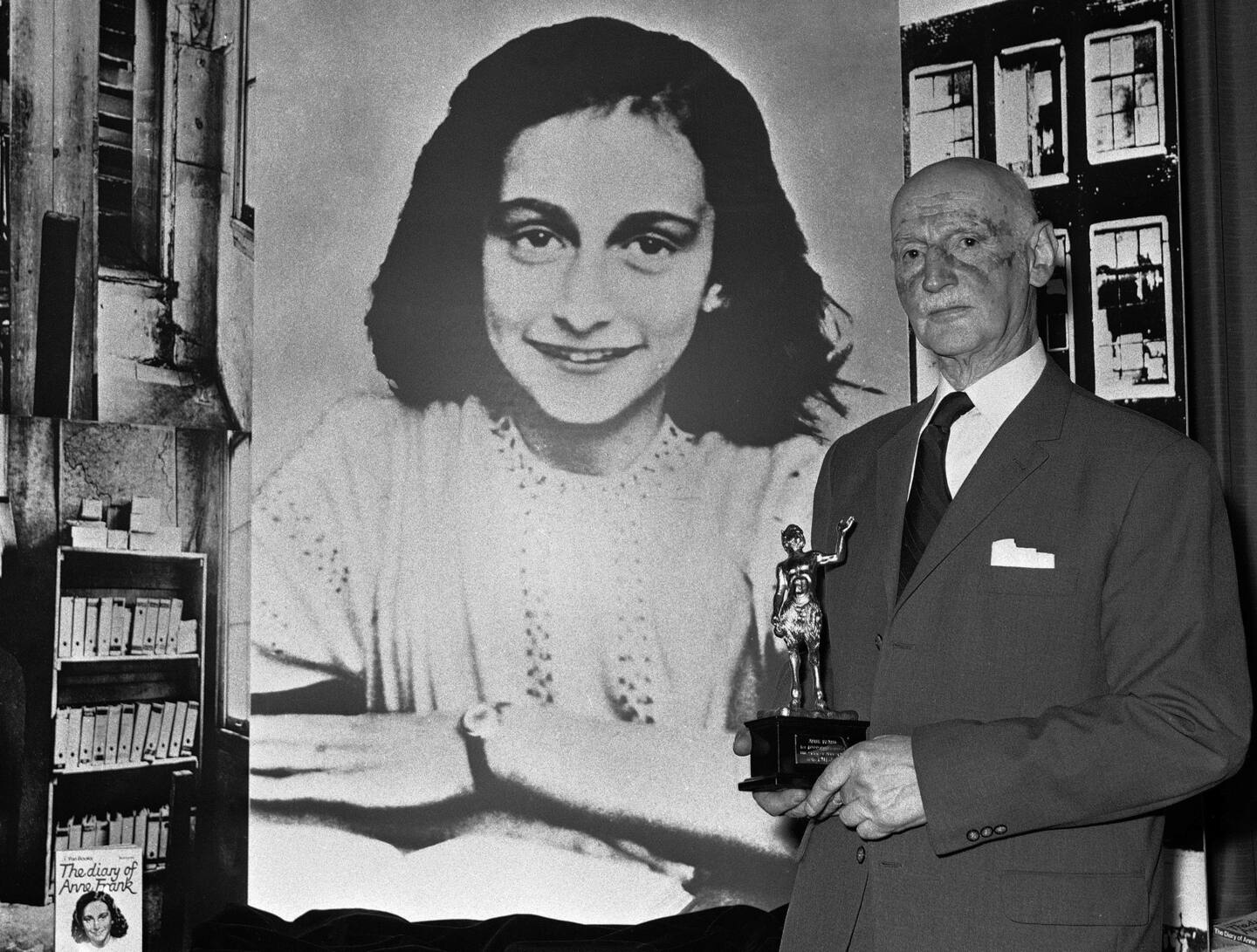FAR: Anne Franks far, Otto Frank, opprettet fondet som kontrollerer rettighetene til dagboken. Han skal også ha, ifølge Ruth Franklin, ha kjempet for å inkludere alle delene va dagboken i den utgitte utgaven. Også delene hvor hun beskriver egen kropp og tiltrekning til andre jenter.
