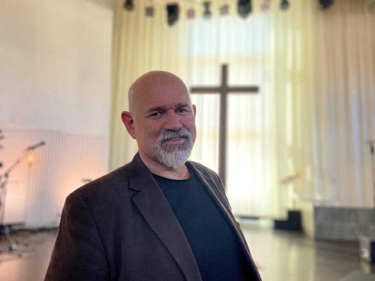 Gudstjänst i pingstkyrkan i Västerås efter att Daniel Alm lämnat, med på bild bland annat vice ordförande Wivecka Ljungh och pastor Pelle Hörnmark.