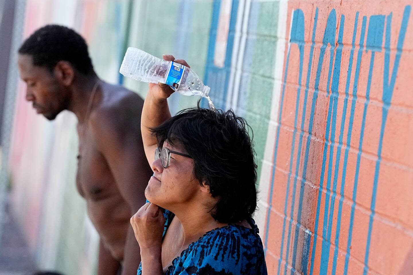 Hjemløse kjøler seg ned på Justa Center i Phoenix, der det er innredet et kjølerom for eldre hjemløse. I Phoenix er det registrert over 43 grader 16 dager på rad. Foto: Matt York / AP / NTB