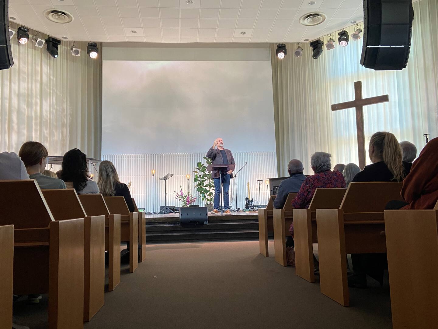 Gudstjänst i pingstkyrkan i Västerås efter att Daniel Alm lämnat, med på bild bland annat vice ordförande Wivecka Ljungh och pastor Pelle Hörnmark.