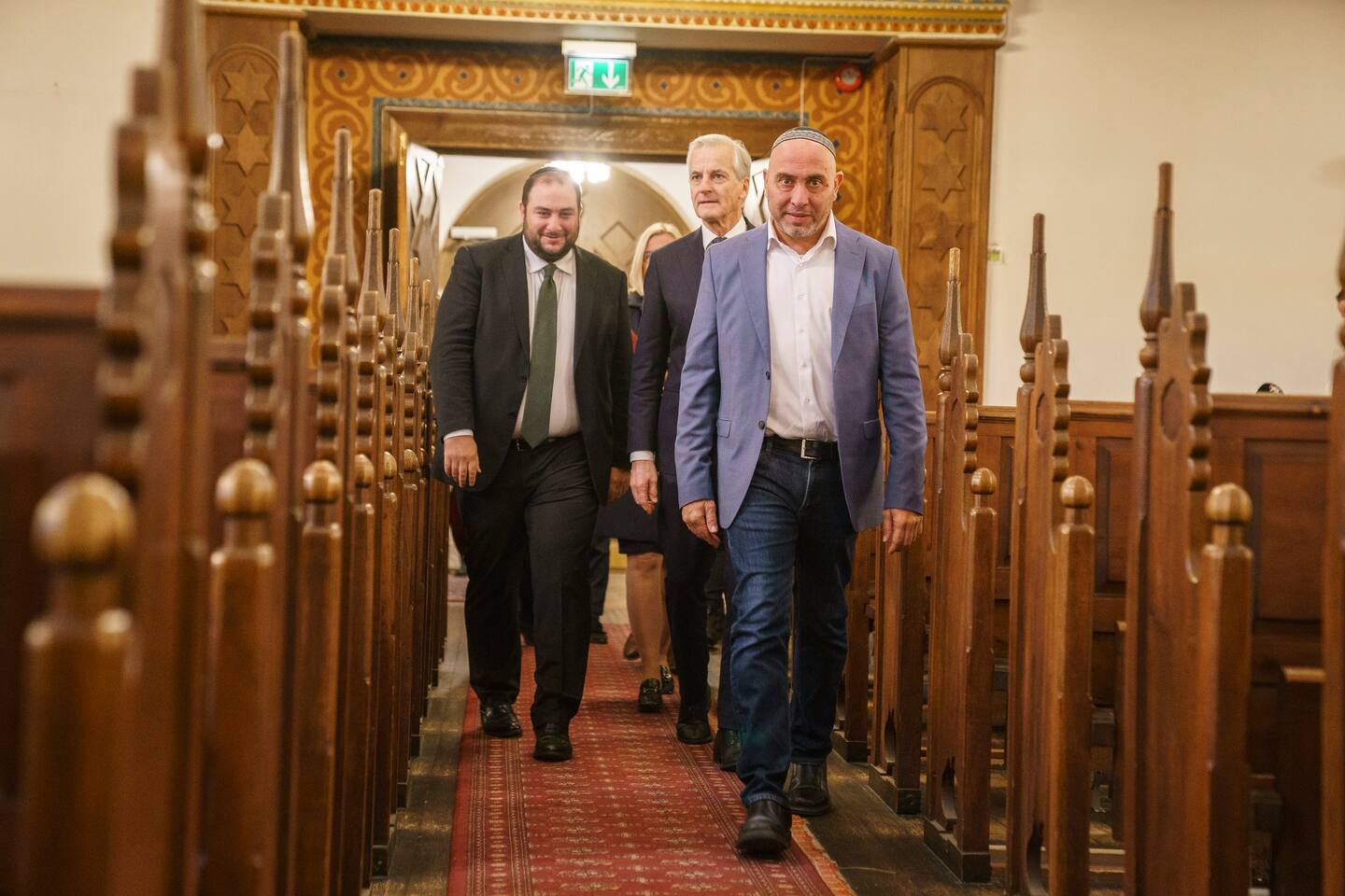 Statsminister Jonas Gahr Støre besøker synagogen i Oslo. Michael Kohn og Styreleder Ronen Bahar.