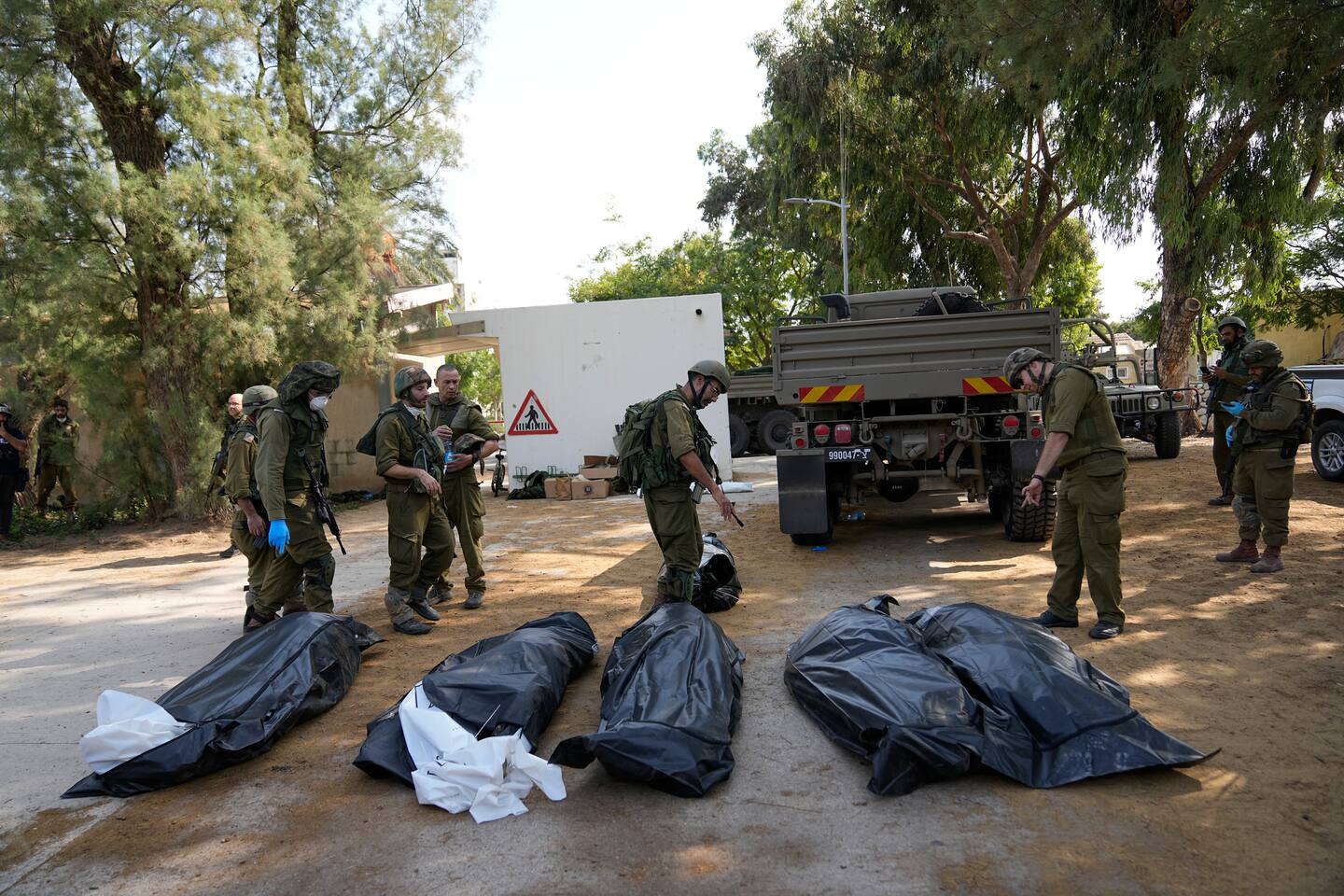 Likposer utenfor kibbutzen Kfar Aza. Tirsdag fikk utenlandske medier slippe inn i kibbutzen for å se grusomhetene som har skjedd der siden lørdag. Foto: Ohad Zwigenberg / AP / NTB