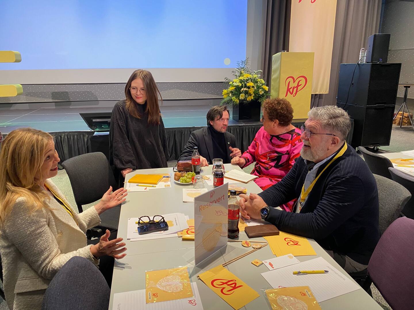 Olaug Bollestad med nære medarbeidere og ektemann Jan Frode under KrFs landskonferanse januar 2024