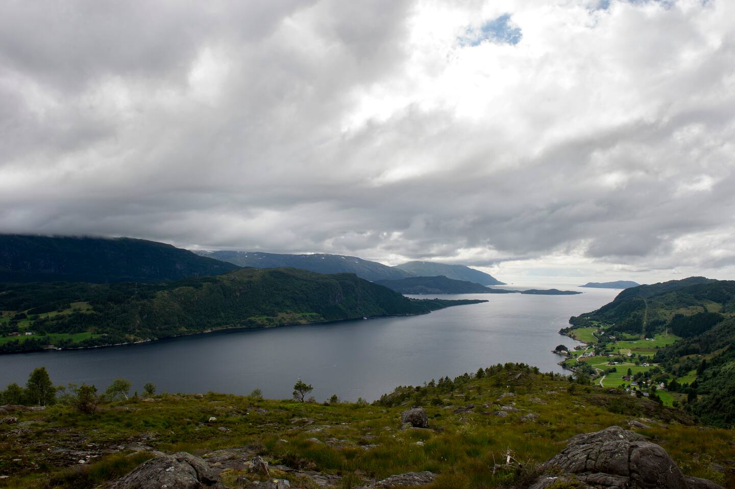 Utsikt frå Engebøfjellet der det er gitt løyve til gruvedrift. Foto: Marit Hommedal / NTB / NPK