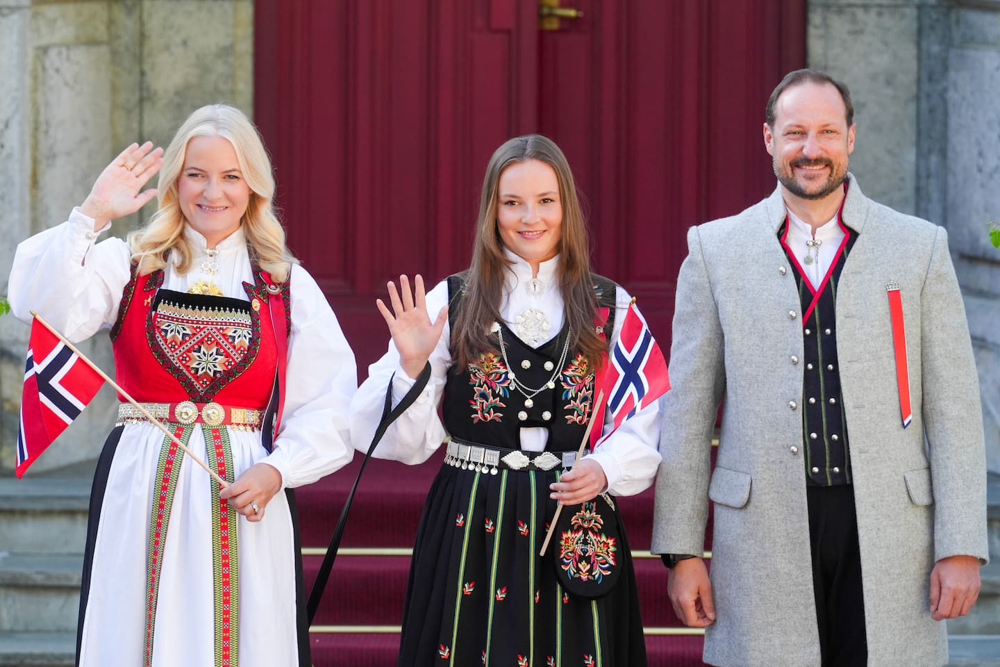 Kronprinsesse Mette-Marit, prinsesse Ingrid Alexandra og kronprins Haakon hilste barnetoget på Skaugum. Foto: Lise Åserud / NTB