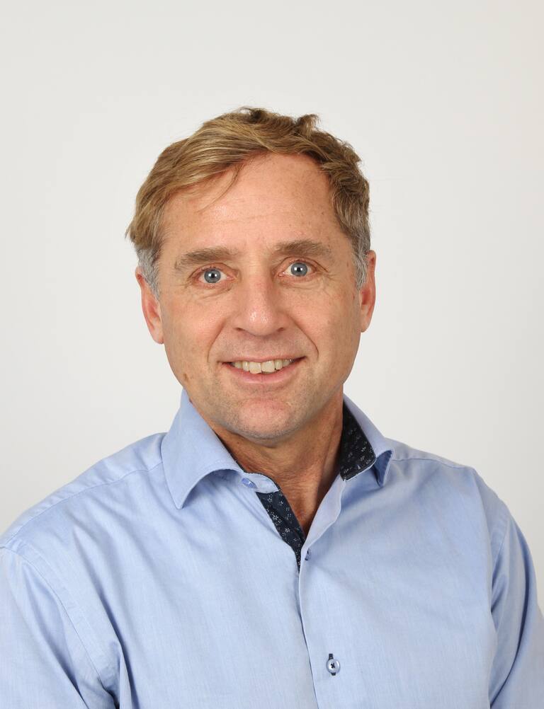 Kjell Åsmund Salvesen, Spesialist i fødselshjelp og kvinnesykdommer fra 1996. Professor ved NTNU fra 2003. Har arbeidet som overlege innen fagområdene obstetrikk og fostermedisin ved flere store og små sykehus i Norge, Sverige og England. Fagdirektør i Helse Midt-Norge 2014-16. Klinikksjef ved Kvinneklinikken St. Olavs hospital fra 2016.