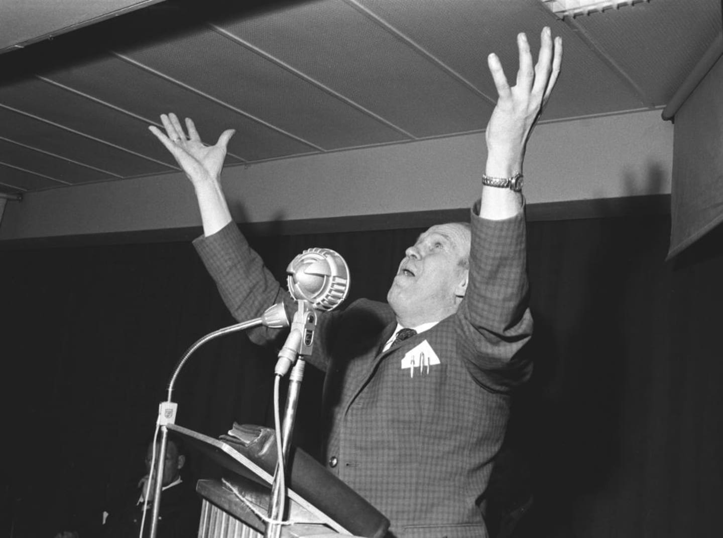 Det kunne gå hardt for seg mellom kristne og kulturradikale. Her uttrykker Aage Samuelsen sin forargelse over Arnulf Øverlands tanker.