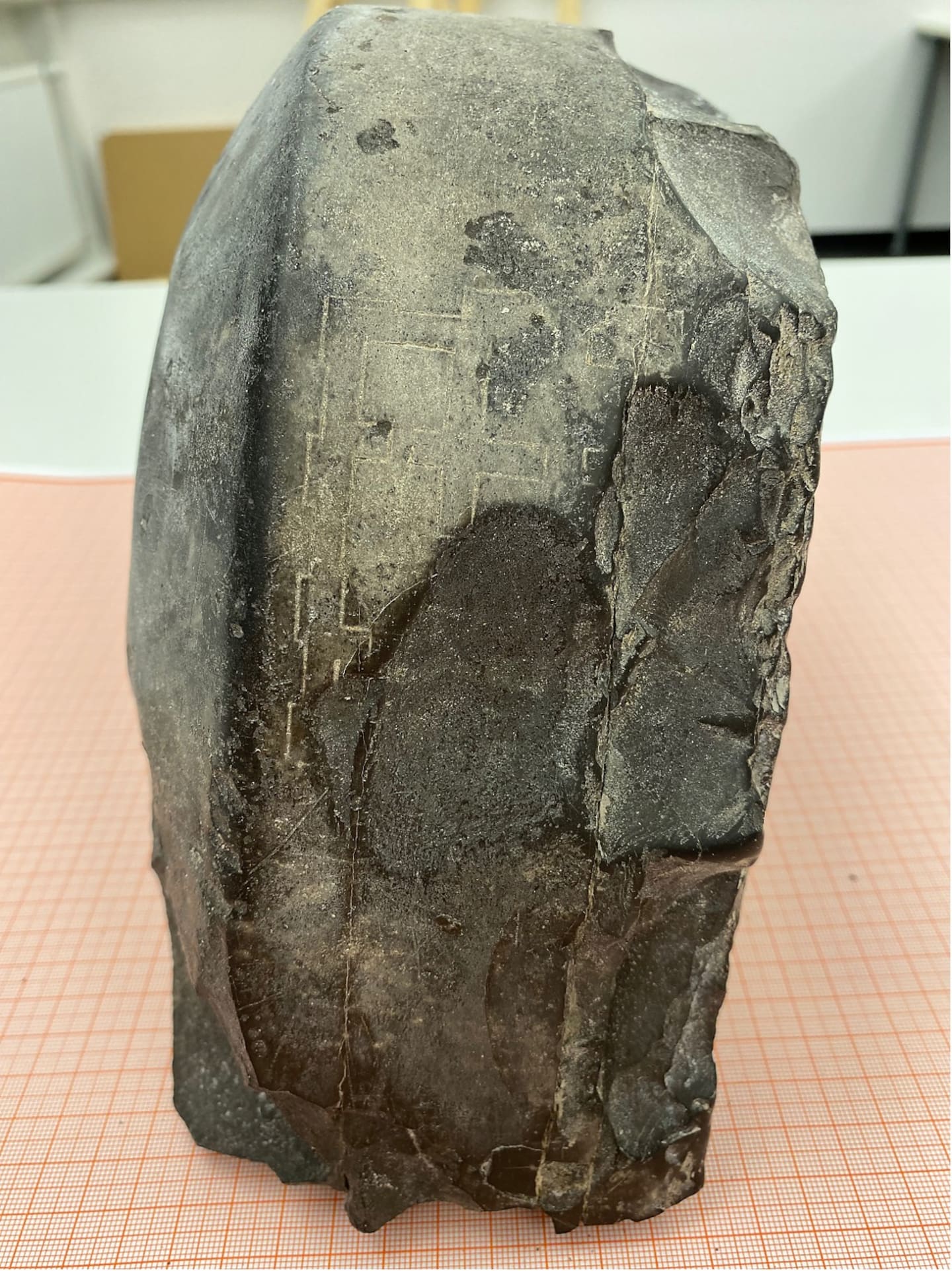 Babels tårn-stelen. Fra kulturhistorisk museum, under Økokrims beslagleggelse av deler av Schøyen-samlingen. Nå overlevert fra Schøyen til Iraks nasjonalmuseum