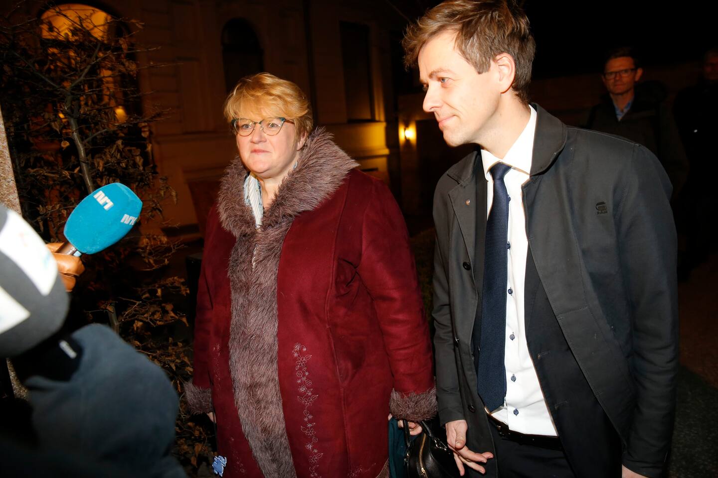 Oslo 20161128.
Venstre-leder Trine Skei Grande og KrF-leder Knut Arild Hareide forlater statsministerboligen i Inkognitogaten etter budsjettforhandlingene mandag kveld.
Foto: Cornelius Poppe / NTB