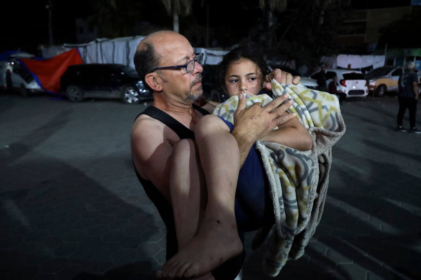 Ei jente bæres inn på et sykehus sentralt på Gazastripen. Foto: Saher Alghorra / AP / NTB