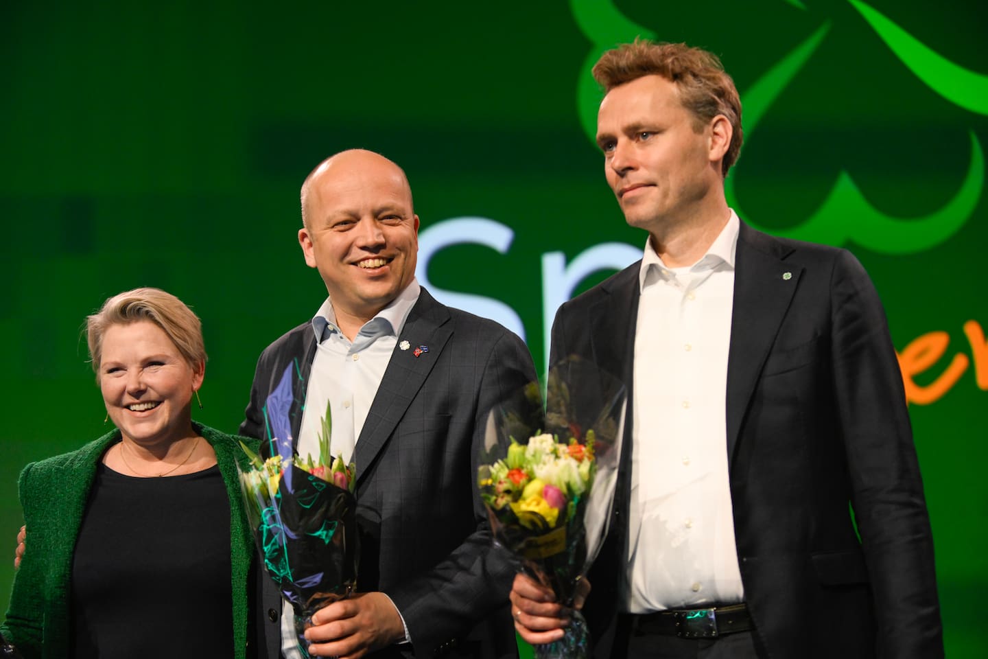 Ledertrioen ble gjenvalgt på Senterpartiets landsmøte i Trondheim denne helgen. Partileder Trygve Slagsvold Vedum står i midten, flankert av nestlederne Ola Borten Moe (t.h.) og Anne Beathe Tvinnereim (t.v.).
Foto: Joakim Halvorsen / NTB