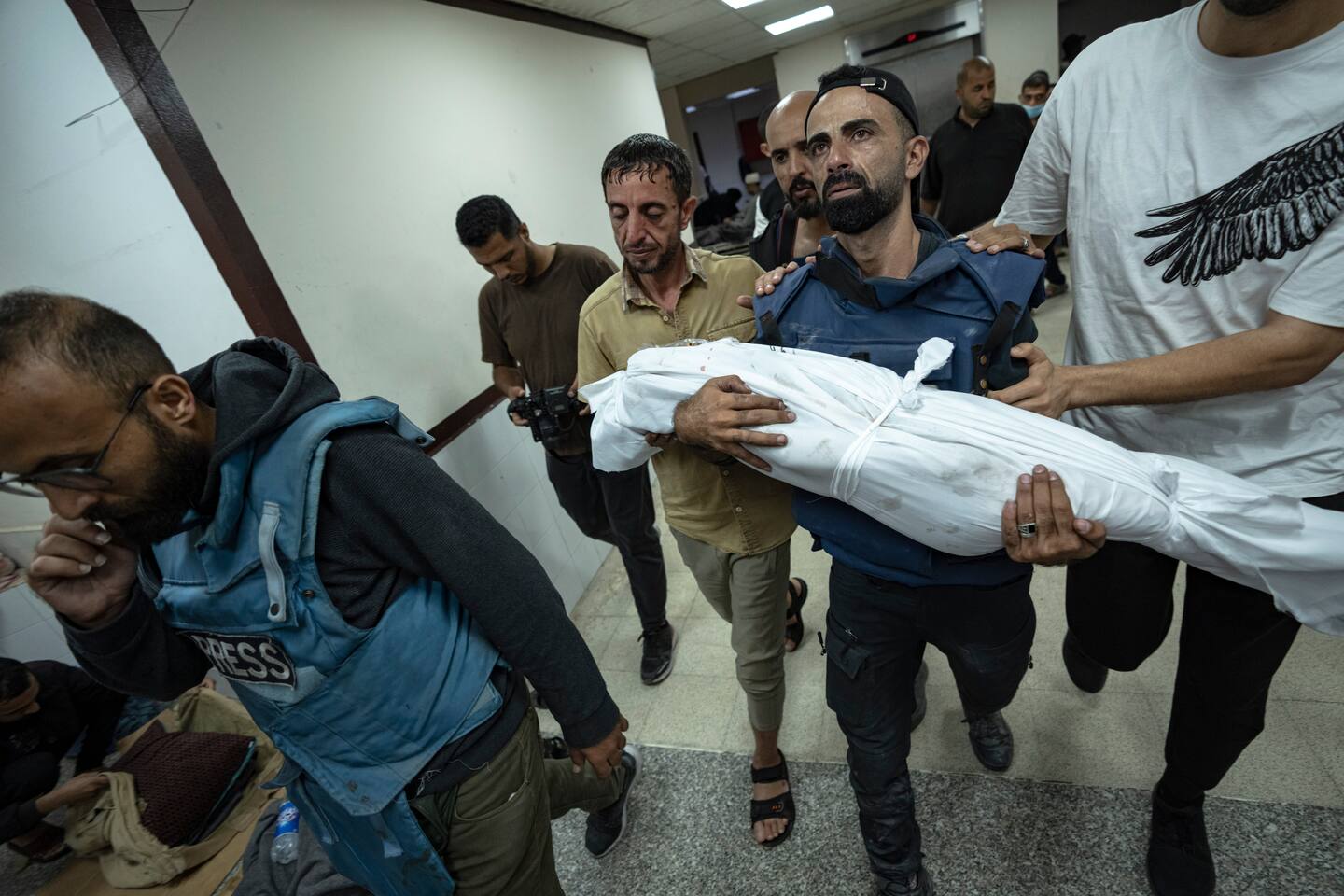 Den palestinske journalisten Mohammed al-Aloul bærer liket av et av barna sine som ble drept i det israelske bombardementet av Gazastripen 5. november. Han mistet hele fire barn, samt fire av brødrene hans, og flere av hans nieser og nevøer. Foto: Fatima Shbair / AP / NTB