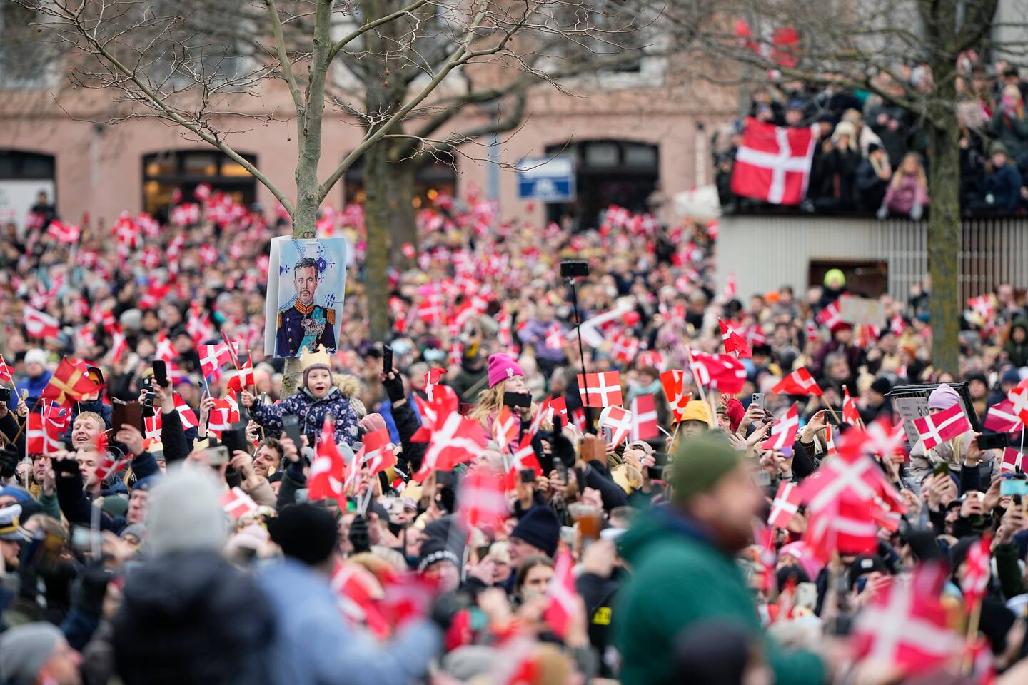 Mange strømmet til slottsplassen i København for å oppleve tronskiftet søndag. Foto: Bo Amstrup / Ritzau Scanpix via AP