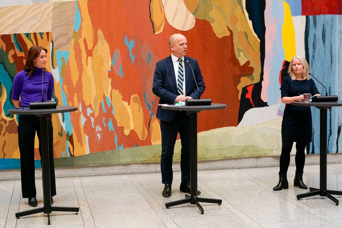 Finansminister Trygve Slagsvold Vedum (Sp), arbeids- og inkluderingsminister Tonje Brenna (Ap) og SV-leiar Kirsti Bergstø presenterte budsjettsemja i vandrehallen på Stortinget. Foto: Terje Bendiksby / NTB / NPK