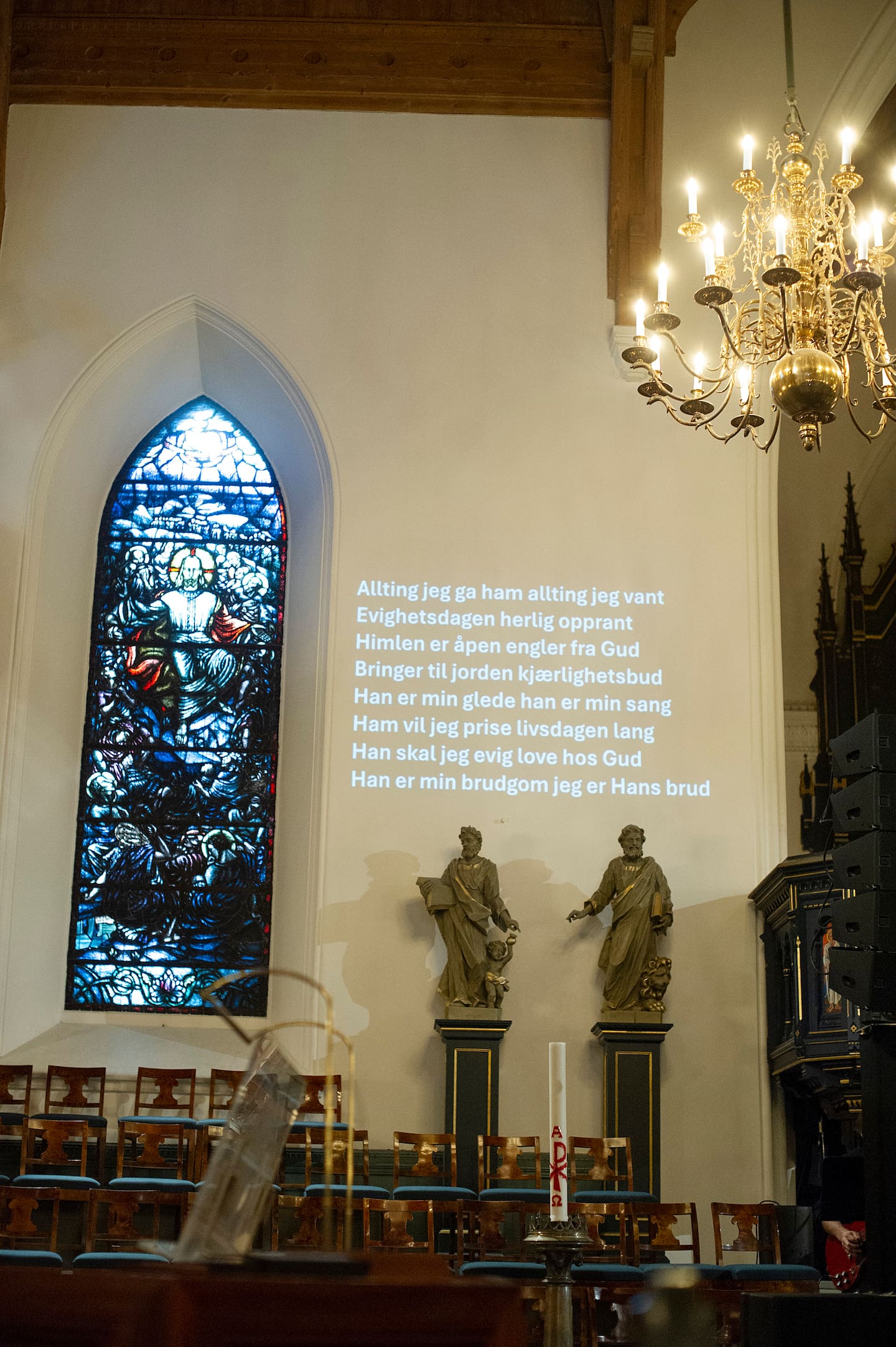 4. mai ble Magdalenamesse arrangert for tredje gang i Kristiansand domkirke.
600 hadde tatt turen til gudstjenesten som kjennetegnes av sin rytmiske musikk og en litt annerledes liturgi.
Aud Sunde Smemo ledet messen. Kjell Rune Holvik er blant de mange frivillige som er med. Han brøt i høst med Kristiansand frikirke.