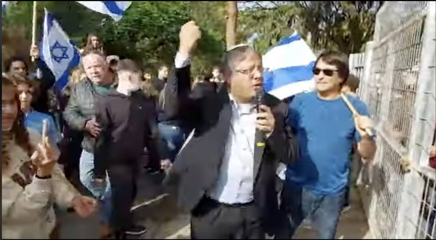 Itamar Ben-Gvir protesterer utenfor skolen How Hasharon I Shefayim I 2021. Han vil ikke at foreldregruppa skulle få lov til å snakke til elevene.