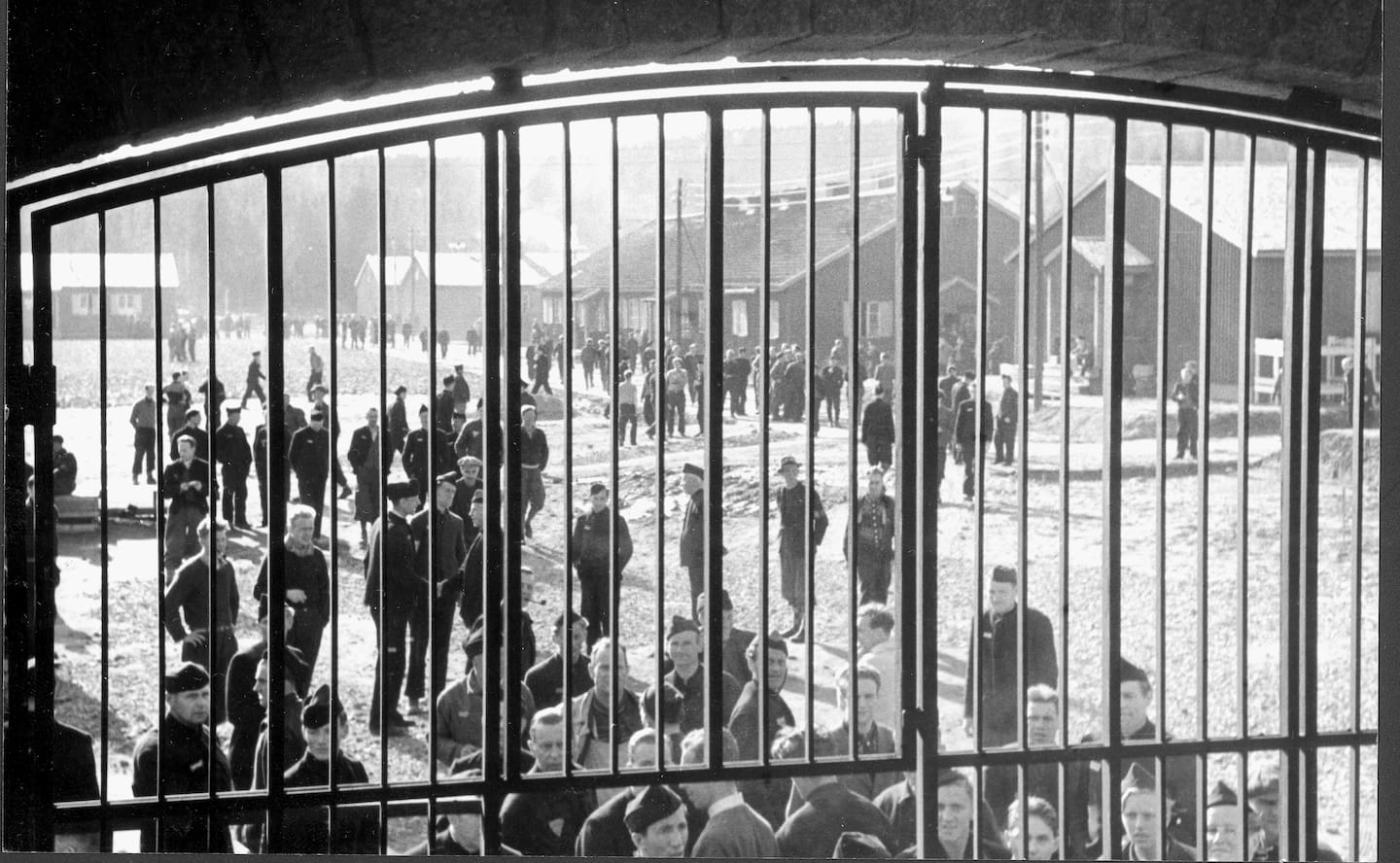 Norge under okkupasjonen. Fangeleiren Grini i Bærum ved Oslo frigjøringsdagen 8. mai 1945. Fangene venter på å bli sluppet fri.
WW2 - Norway / Oslo. Grini Concentration Camp on the day of liberation. Prisoners waiting to be set free.