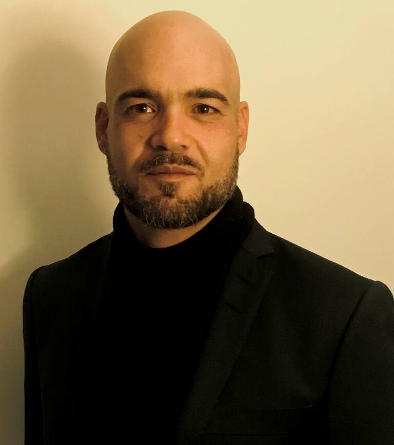 ANSIKTER ER UT: Nestleder Hatem Ben Mansour i Antirasistisk Senter sier at folk generelt reagerer mer på ting man tidligere fant seg i. Å bruke karikerte ansikter som spiller på etnisitet, er ut. Foto: Nine Ebro-Lund
