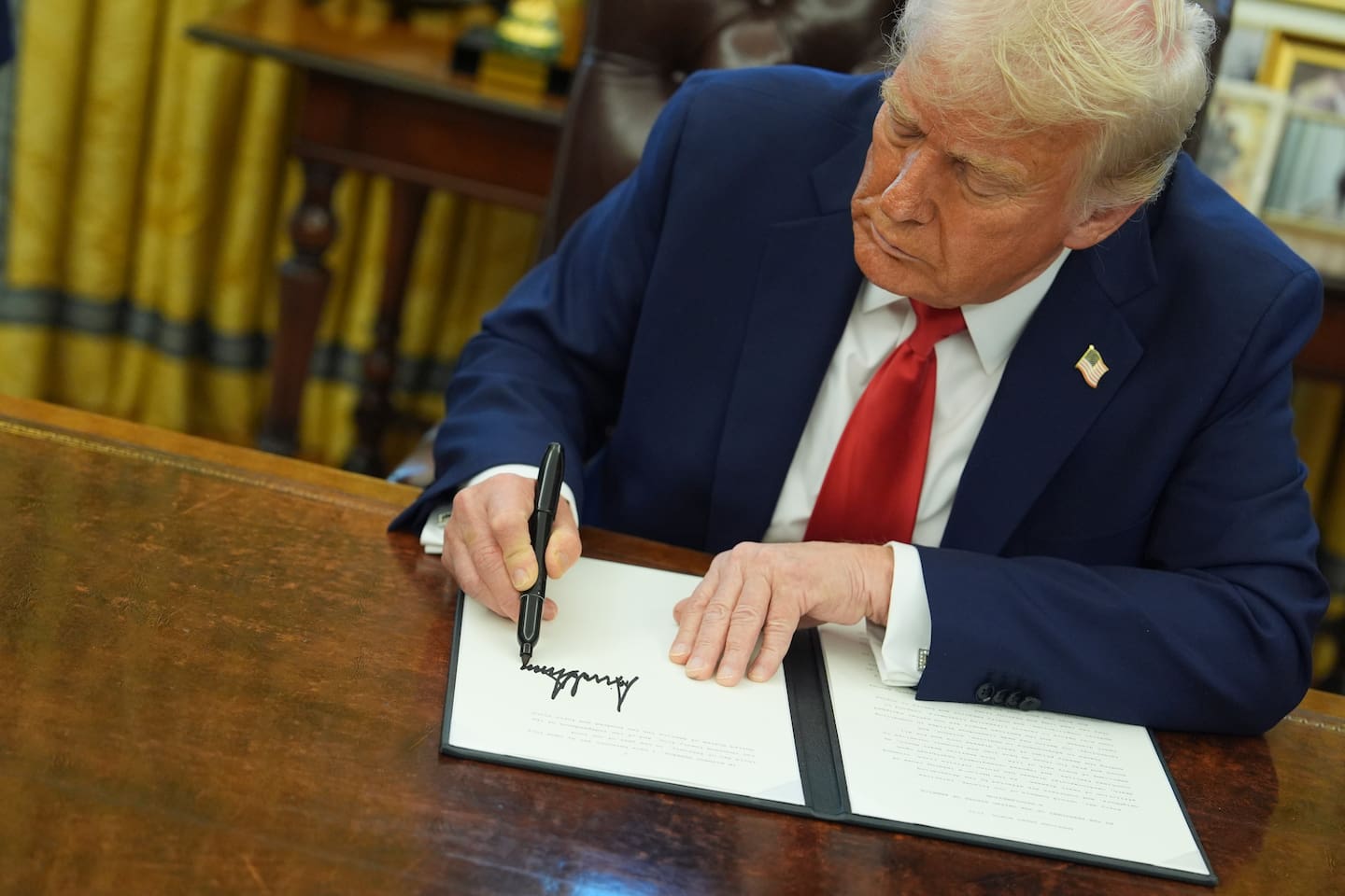 Trump kommer trolig til å signere enda flere presidentordrer i ukene som kommer. Foto: Evan Vucci / AP / NTB