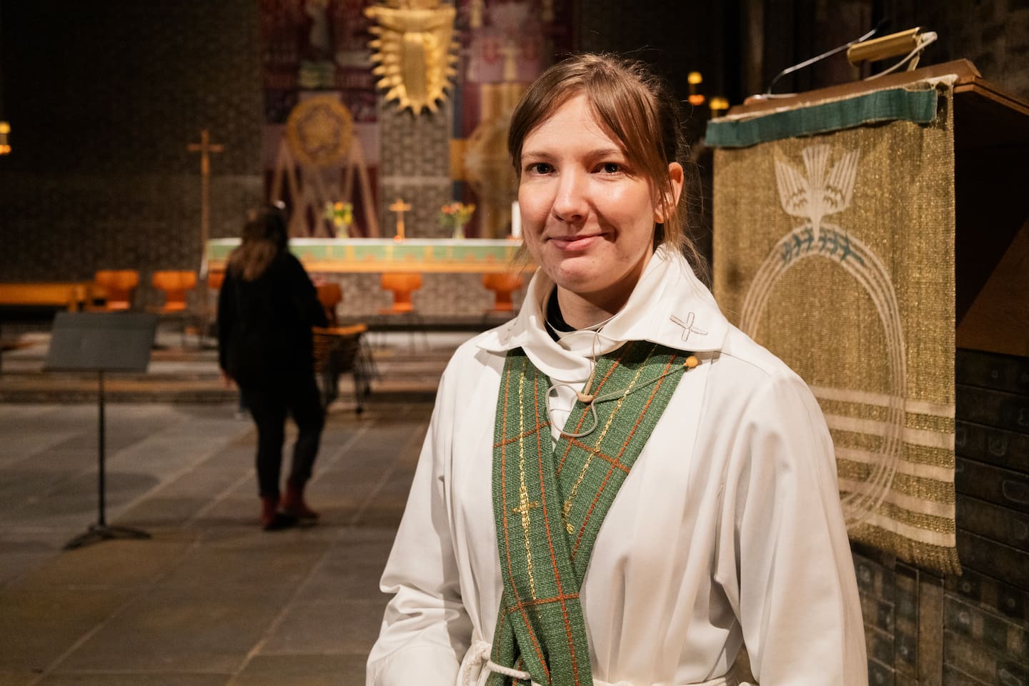 2025-02-19Stockholm
Paulina Mark, präst.
Unga som söker sig till Svenska kyrkan.
Veckomässa och efterföljande ungdomssamling i Markuskyrkan i Björkhagen, som tillhör Skarpnäcks församling.
De fem ungdomarna i soffan heter Nenne Jogestrand, Einar Forss, Josefin Norr, Hedvig Tottie och Joel Wachira.