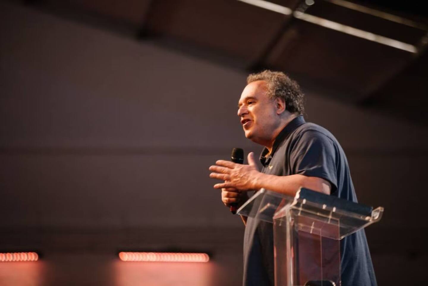 UNGDOMSARBEID: I desember talte Mike Pivalachi i menigheten Soul Survivor Watford, et ungdomsarbeid som han startet opp i 1993. Nå har han trett tilbake fra rollens om medpastor i kirka.