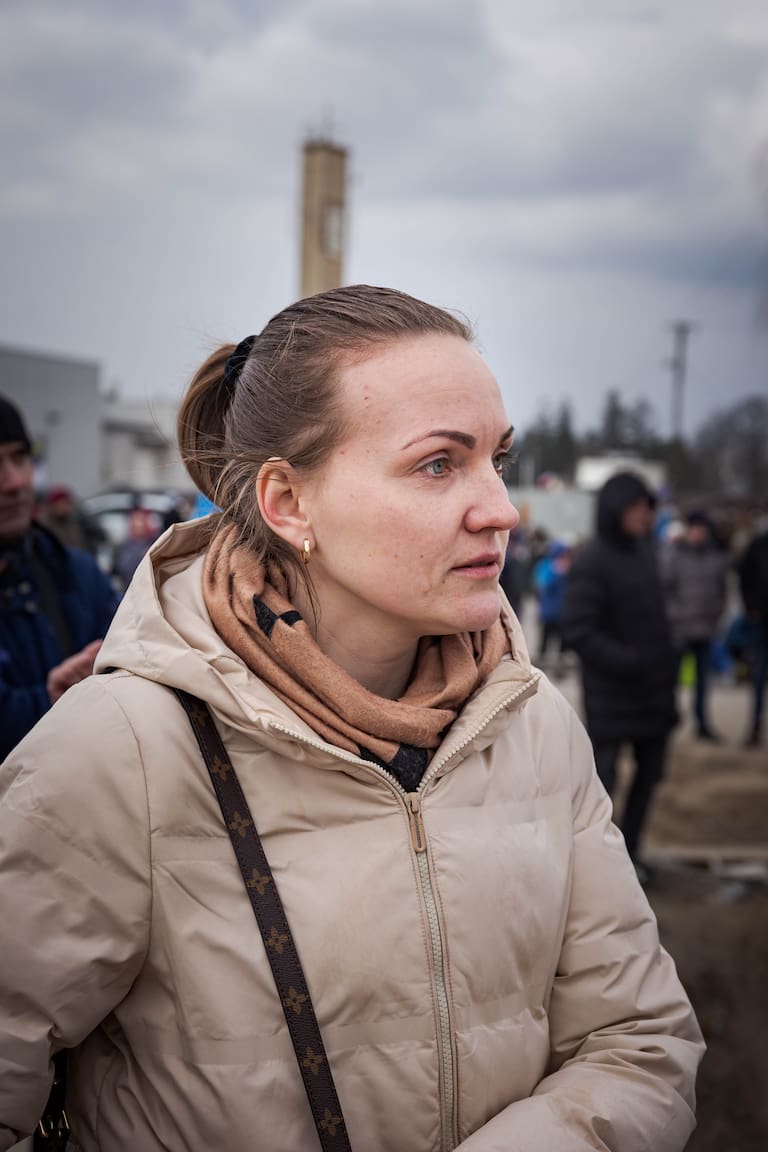 Medyka 27.02.2022 Dawid (11) kommer løpende over grensen til Polen. Der står mor Oksana spent å venter. Kan det være sønnen hun ser? Det er han! Hun snur seg mot politimannen som kontrollerer grensa «Kan jeg?» Politimannen nikker og Oksana løper inn på det avsperrede området på grenda mellom Ukraina og Polen. Hun tar Dawid i armene sine og kysser og klemmer han. Dawid kommer over grensen alene fordi faren, Arthur, må bli igjen og kjempe mot Russerne. Hadde det ikke vært for at hun må passe på sønnen hadde Oksana og dratt tilbake for å kjempe. Foto: Alf Simensen