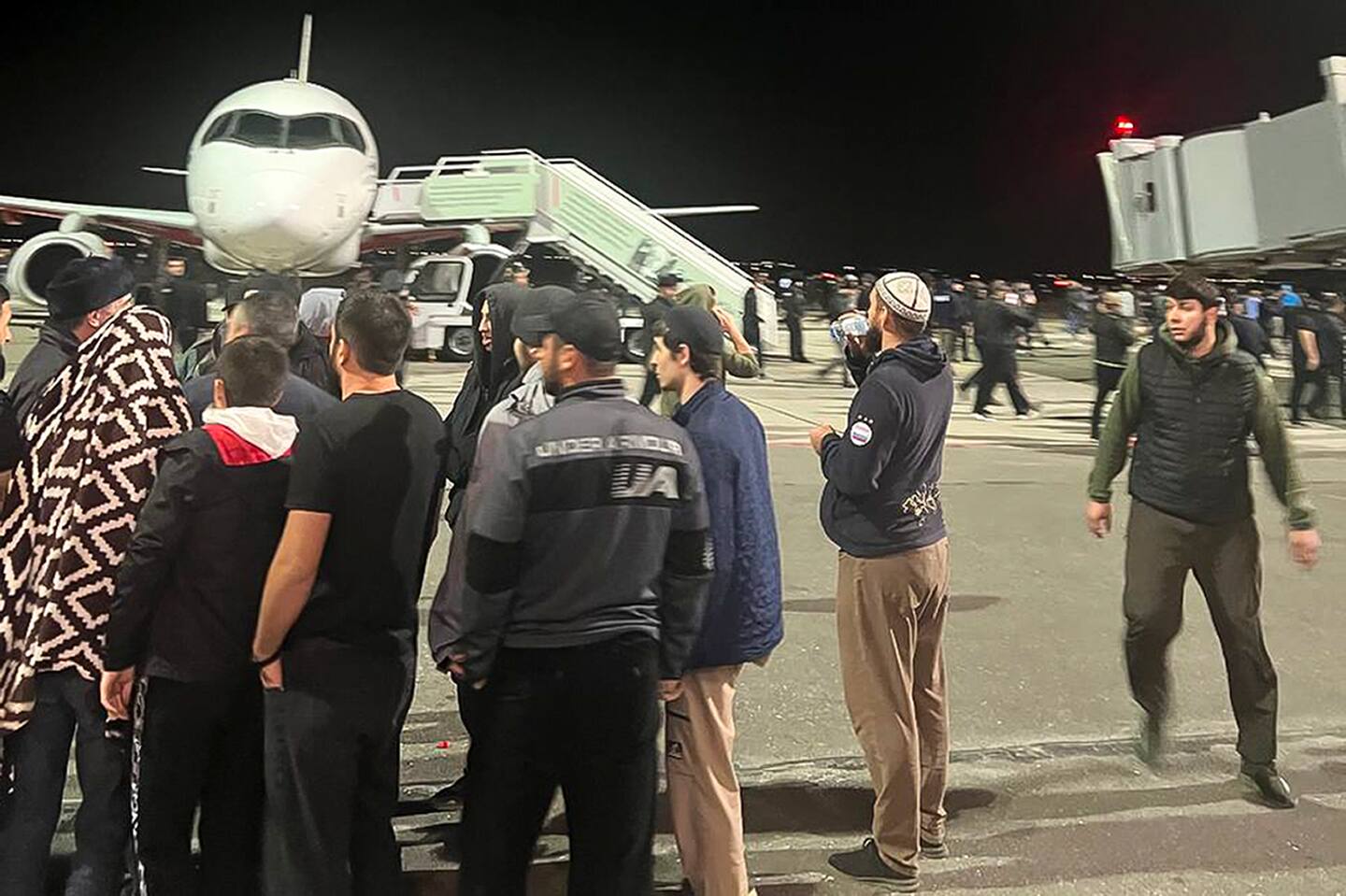 STORMET FLYPLASS: Hundrevis av mennesker tok seg inn på en flyplass i Dagestan i oktober i fjor. Bakgrunnen var at et fly fra Tel-Aviv hadde landet. (AP Photo)