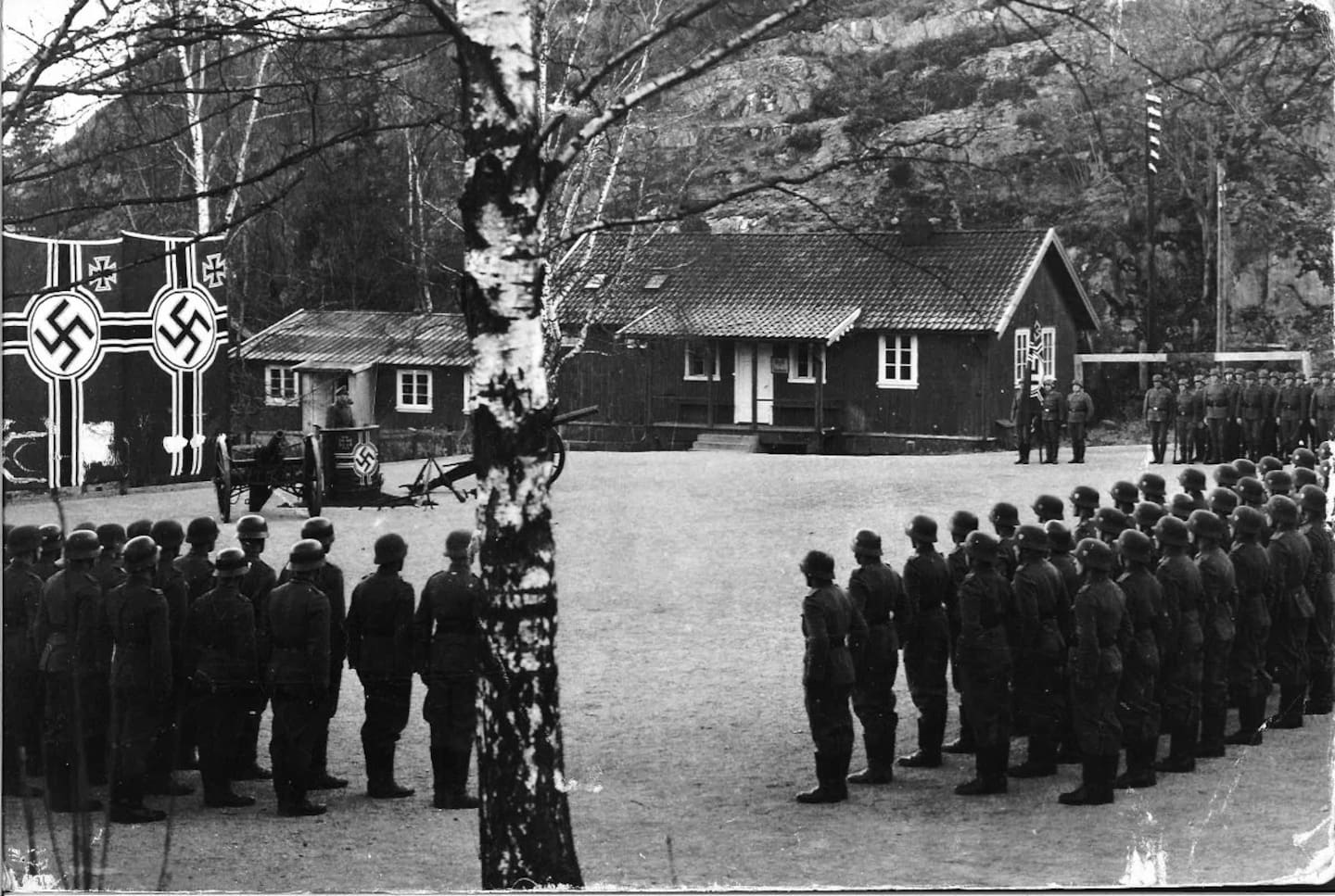 Foto fra ekserserplassen der soldatene står oppstilt for å markere førerens bursdag i 1944.