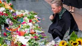 Utviklingsministeren la ned blomster ved minnestedet for Oslo-skytingen: – En kamp som skal vinnes