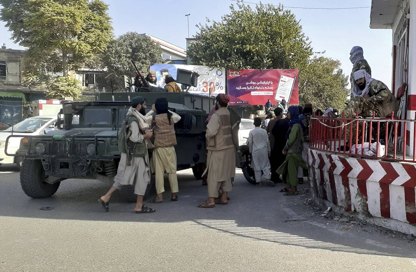 Taliban har inntatt provinshovedstad etter provinshovedstad den siste tiden og erobret store mengder amerikansk militærmateriell fra de afghanske regjeringsstyrkene. Her patruljerer de sentrum av Kunduz, en av byene de nå kontrollerer. Foto: AP / NTB
