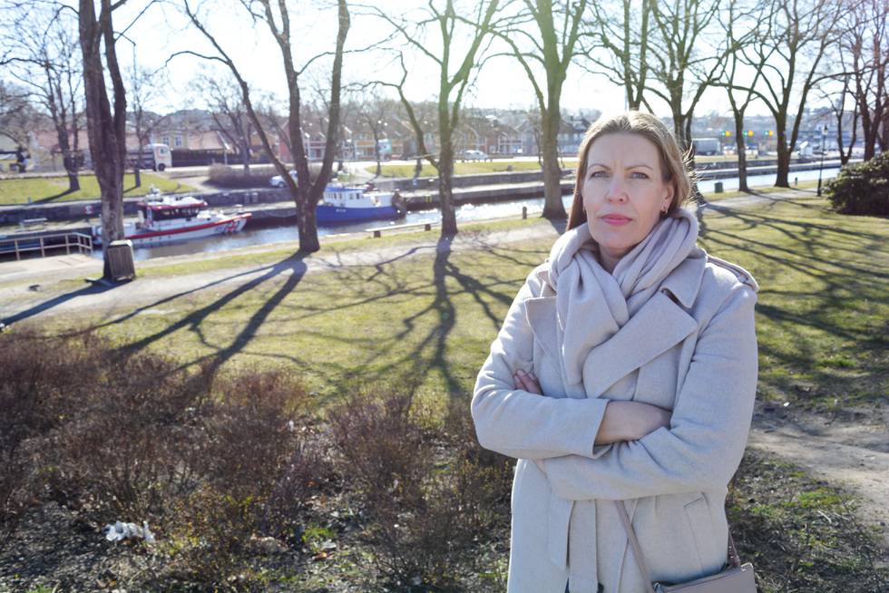 Leder Elisabeth Leikanger i Søndre Jeløy Vel, som er negative til forslaget om en midlertidig bru over Kanalen.