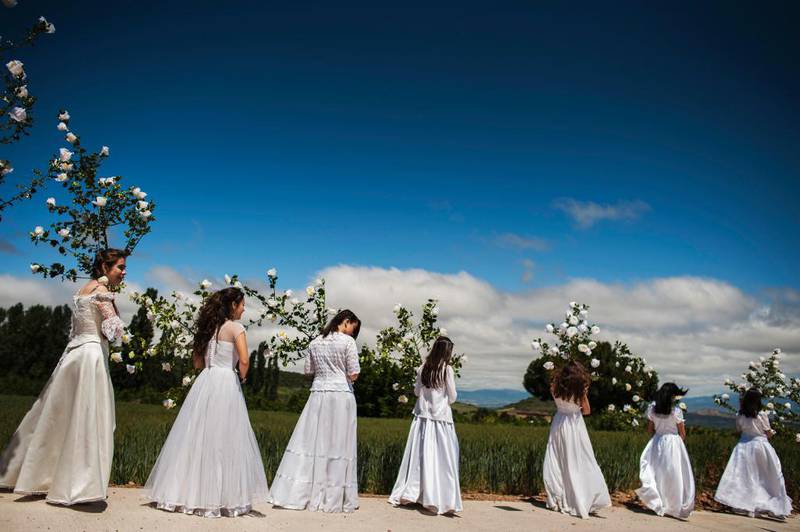 Tenåringsjenter kledd hvite kjoler under pilegrimsferden «De 100 jomfruer» i Sorzano nord i Spania i fjor. Ifølge gammel tradisjon skal festivalen, som også er til ære for jomfru Maria, hedre våren og kvinners fruktbarhet. Foto: AP